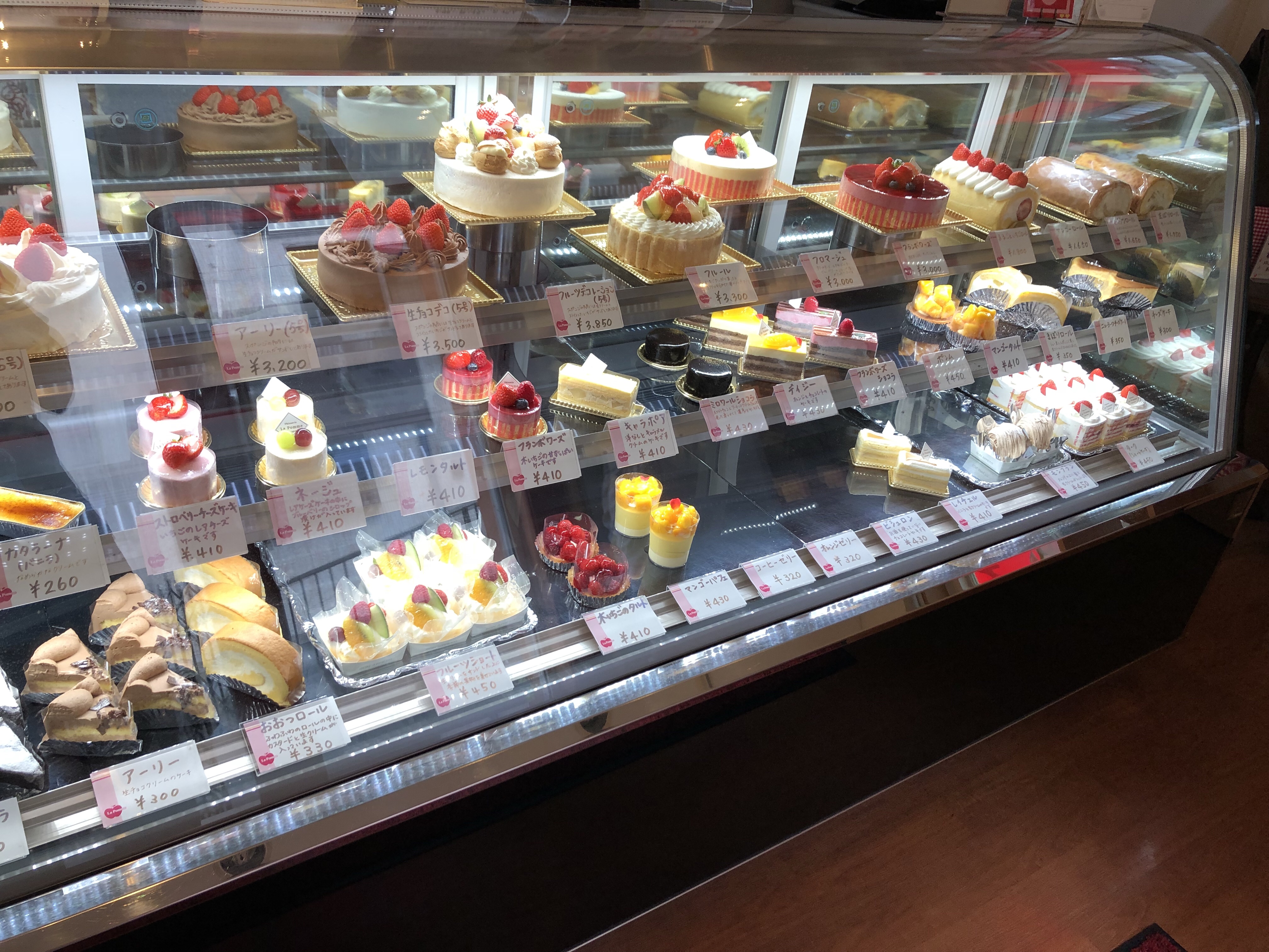 横須賀 ピンクの外観がかわいい ラ ポンム は地域に愛されるケーキ屋さん トイプーサニーとミントのたいよう日記