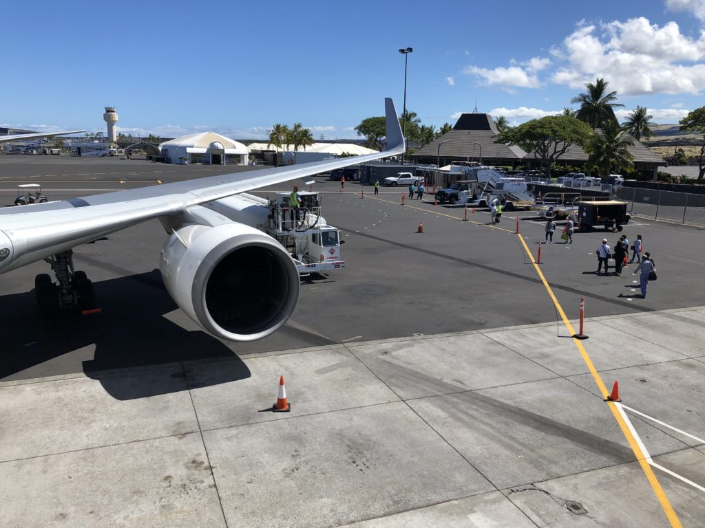 ハワイ島 初ハワイ島到着 空港での入国の流れ コナ空港は滑走路から駐機場に降りるので新鮮 トイプーサニーとミントのたいよう日記